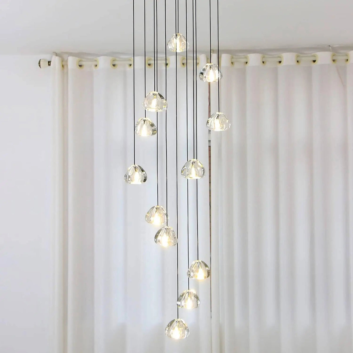 Lustre Cascade LED Noir et Cristal pour Escalier