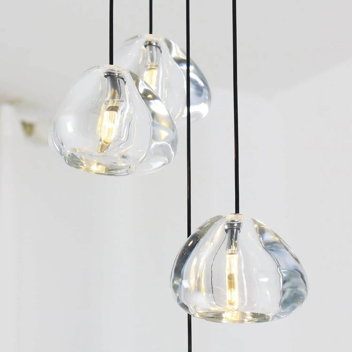 Lustre Cascade LED Noir et Cristal pour Escalier